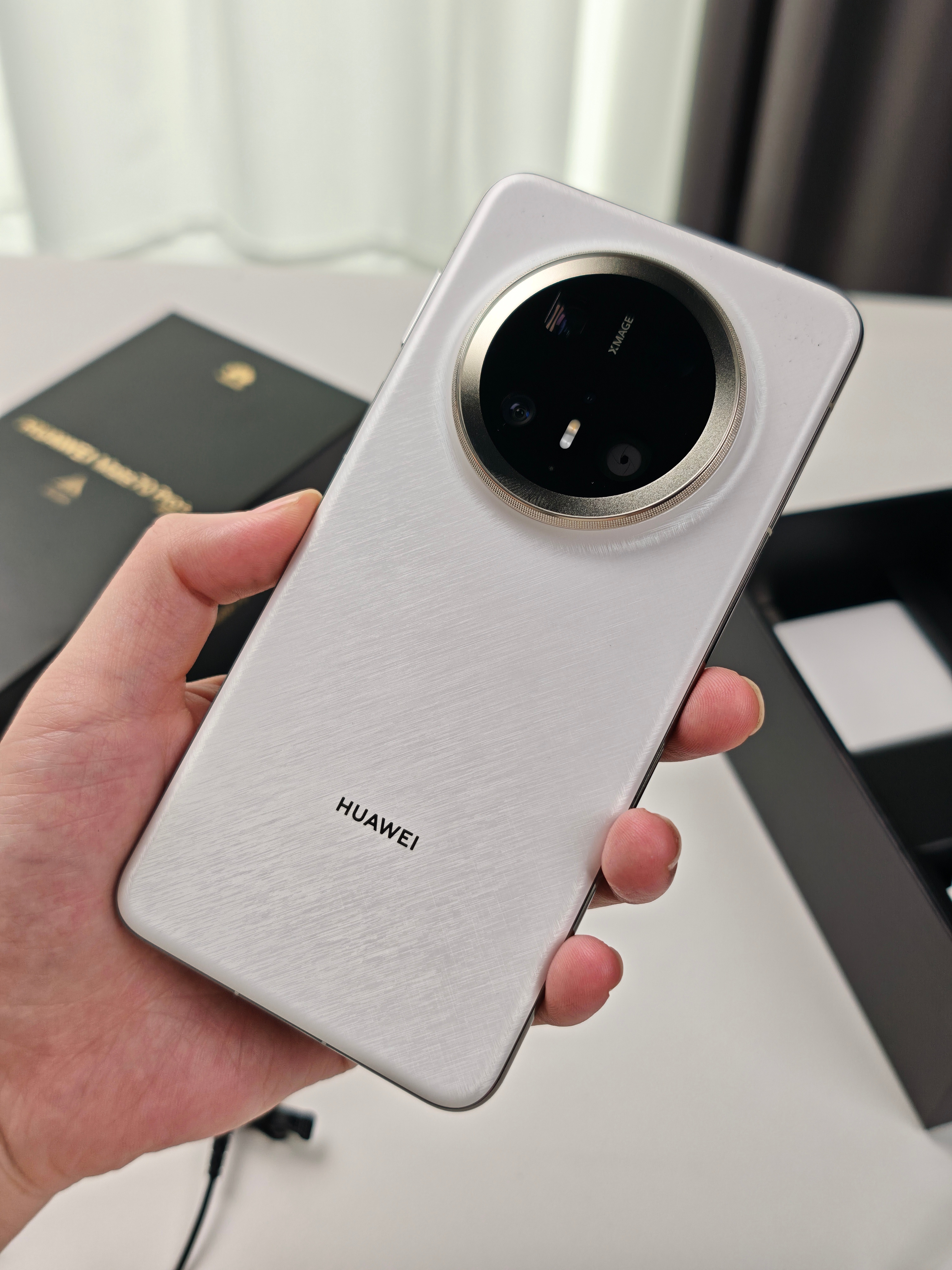 还是白色华为 Mate 70Pro➕好看[doge] 