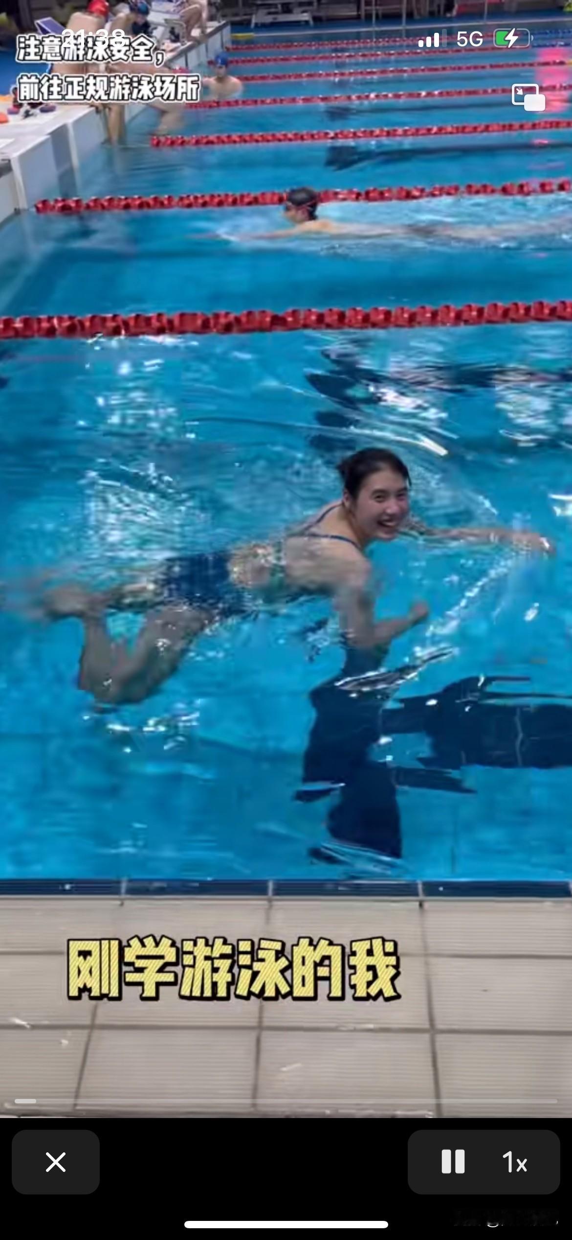 不知道张雨霏这个奥运冠军的金牌是怎么得来的，看看这个狗刨式游泳，一点也不像游泳的