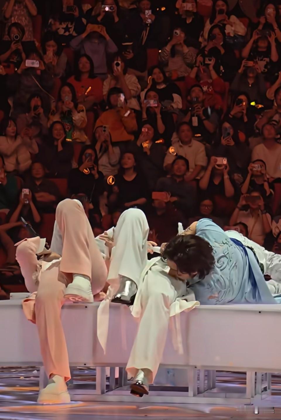 原来是这样 哈哈哈 看其他视角的时候我还奇怪为什么仔仔要拍jerry！

周渝民