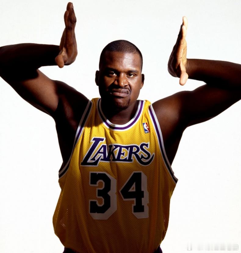 今日美媒“Hoop Herald”晒出了一条奥尼尔的内线集锦，并写道：“我认为文