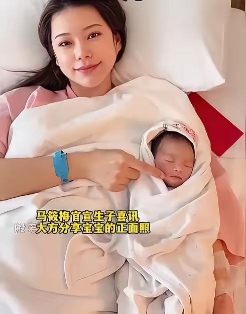 马筱梅顺利生下儿子这事。
最尴尬的人应该就是她的前夫了。
前夫郑扬融曾经对外指责