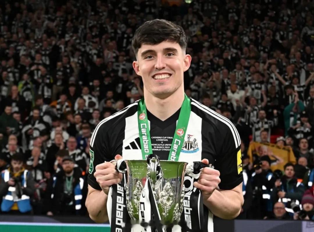 罗马诺消息，尽管有传闻，但利夫拉门托并没有接近敲定今夏加盟曼城的交易。目前这笔交