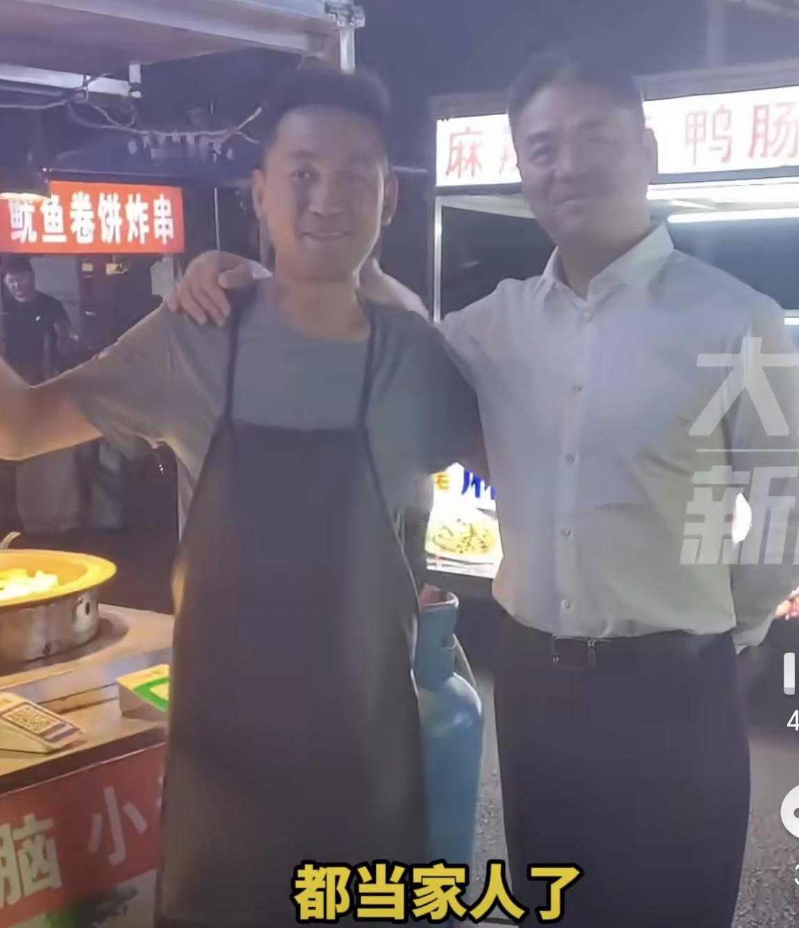 刘强东夜市用塑料碗和乡亲们喝酒大强子还是可以的，接地气没有架子。这种级别的大老板