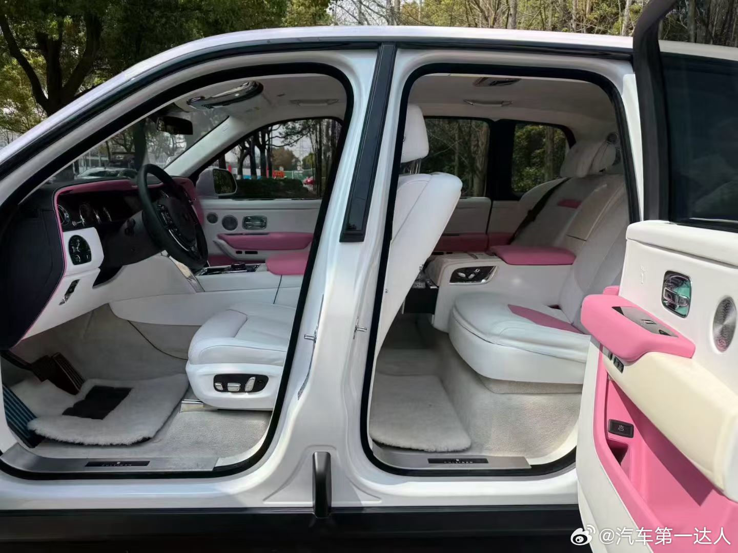 懂你的浪漫，更懂你的气场。这台2023年落户的库里南四座，正是为那份不被定义的仪