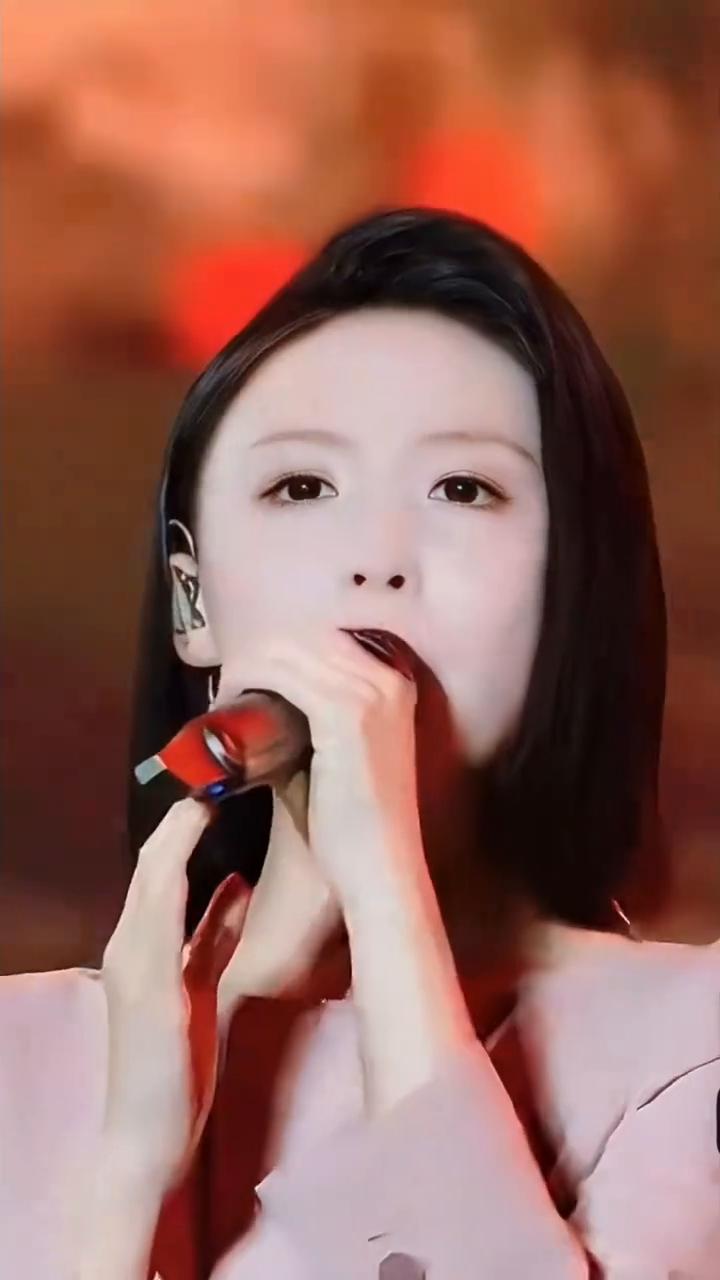 《花妖》徐子尧演唱。
奴辗转到杭城君，君住在钱塘东妾在临安北。君去时褐衣红小奴家