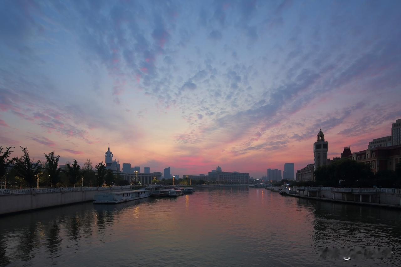 上蒸下煮继续！中伏第十三天，天津的免费“桑拿”继续全天候供给！
今天清晨，海河给