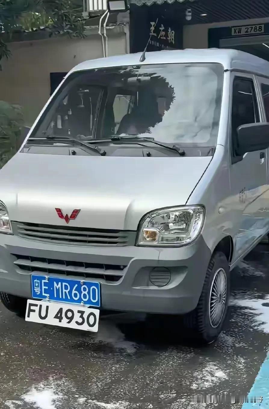 这辆五菱之光应该是全网身价最高的之光了吧？三万元的车身，挂着几十万的车牌，奔波在