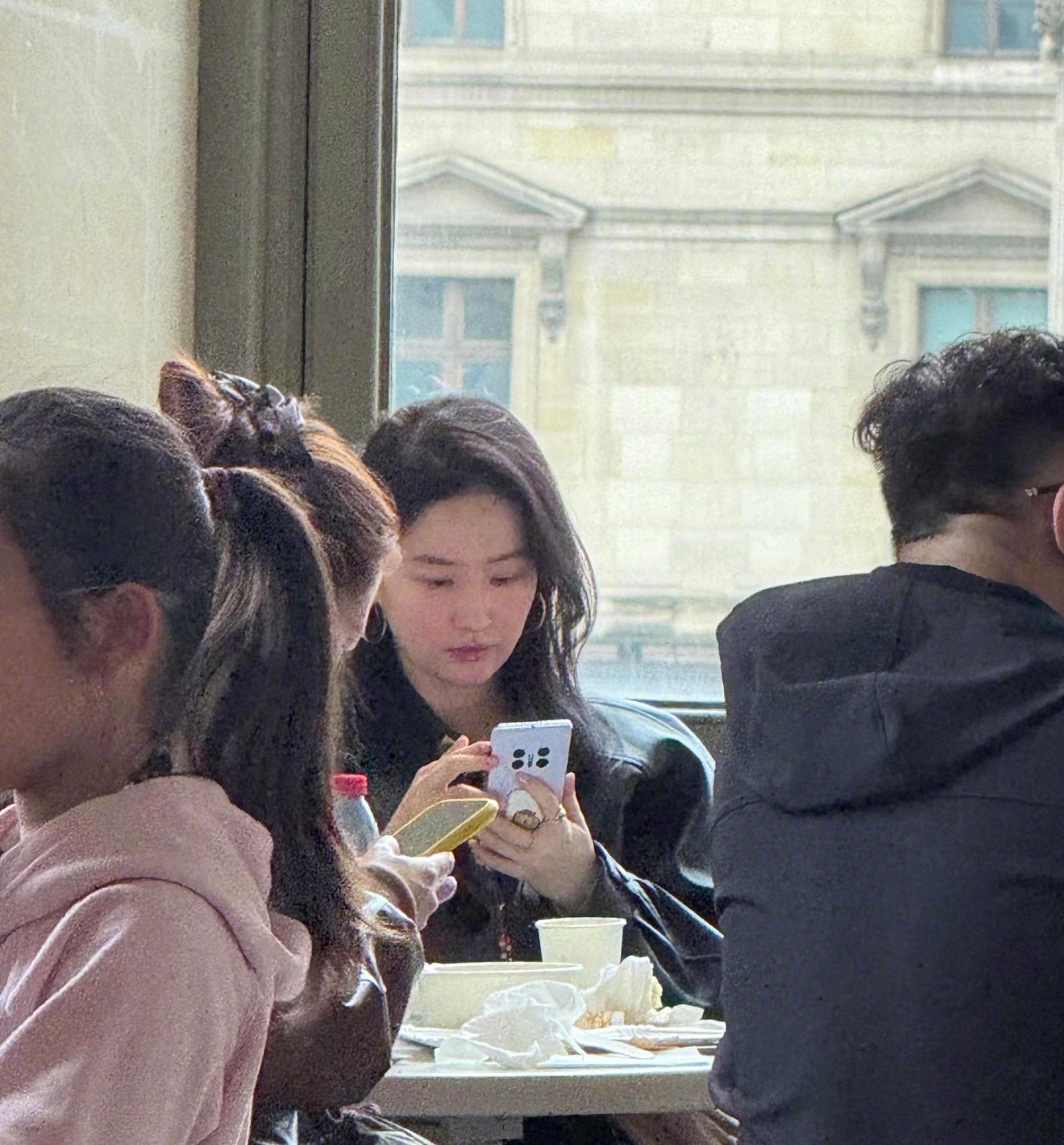 网友在卢浮宫餐厅偶遇素颜的刘亦菲卢浮宫餐厅偶遇刘亦菲网友卢浮宫偶遇素颜刘亦菲
