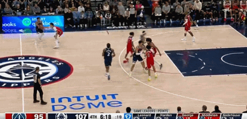 接球就投三分命中~！！！ 