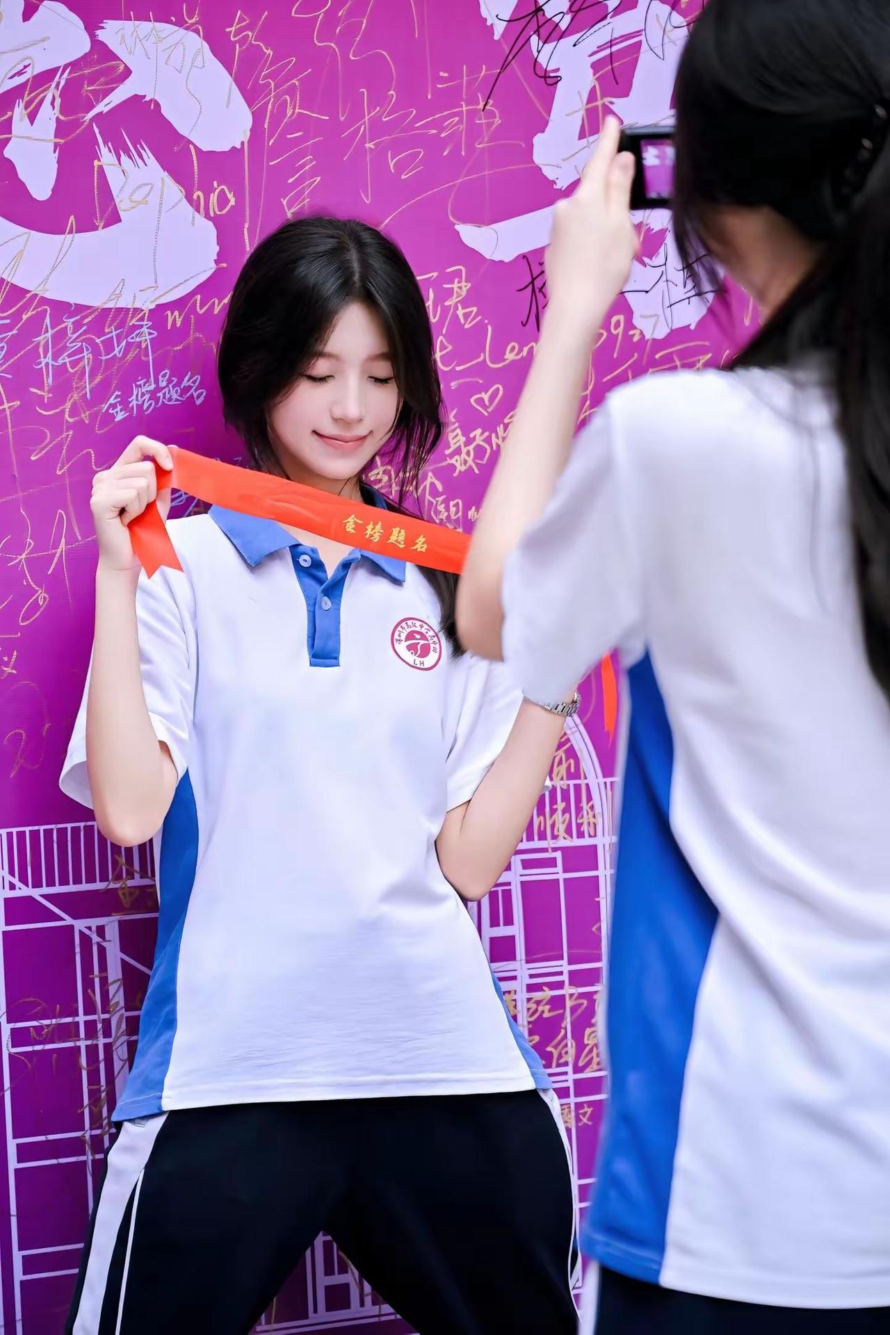 校园生活小确幸：闺蜜帮拍毕业照，笑靥如花🎓📸 我的青春毕业照 校园温柔毕业照
