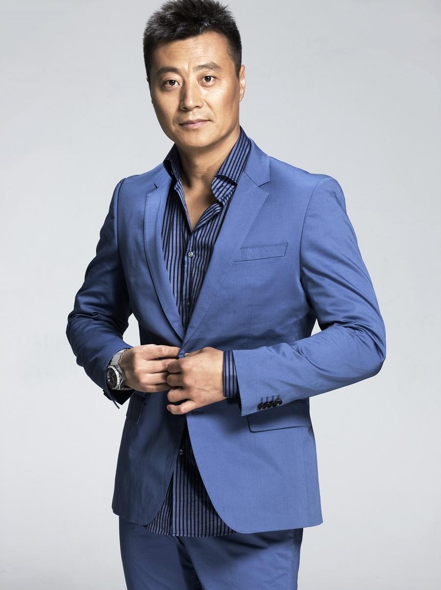 演员任程伟说，我小时候特别淘，当时我用方木做了两个飞镖，唯一被父亲打是因为这个飞
