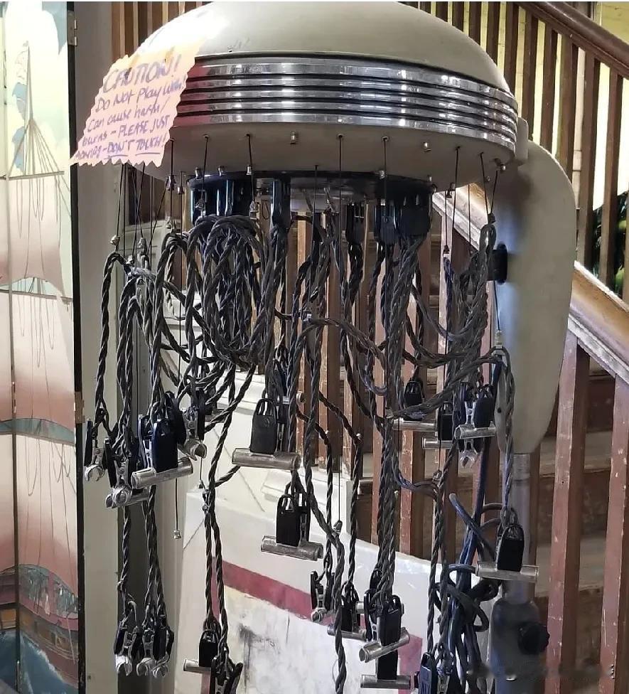 波特兰，1935年生产的电烫发机。

烫发技术早在19世纪末就已经出现。1872