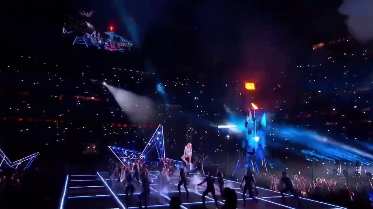 Ladygaga 经典舞曲串烧震撼超级碗舞台，女王气场所向披靡 (1)