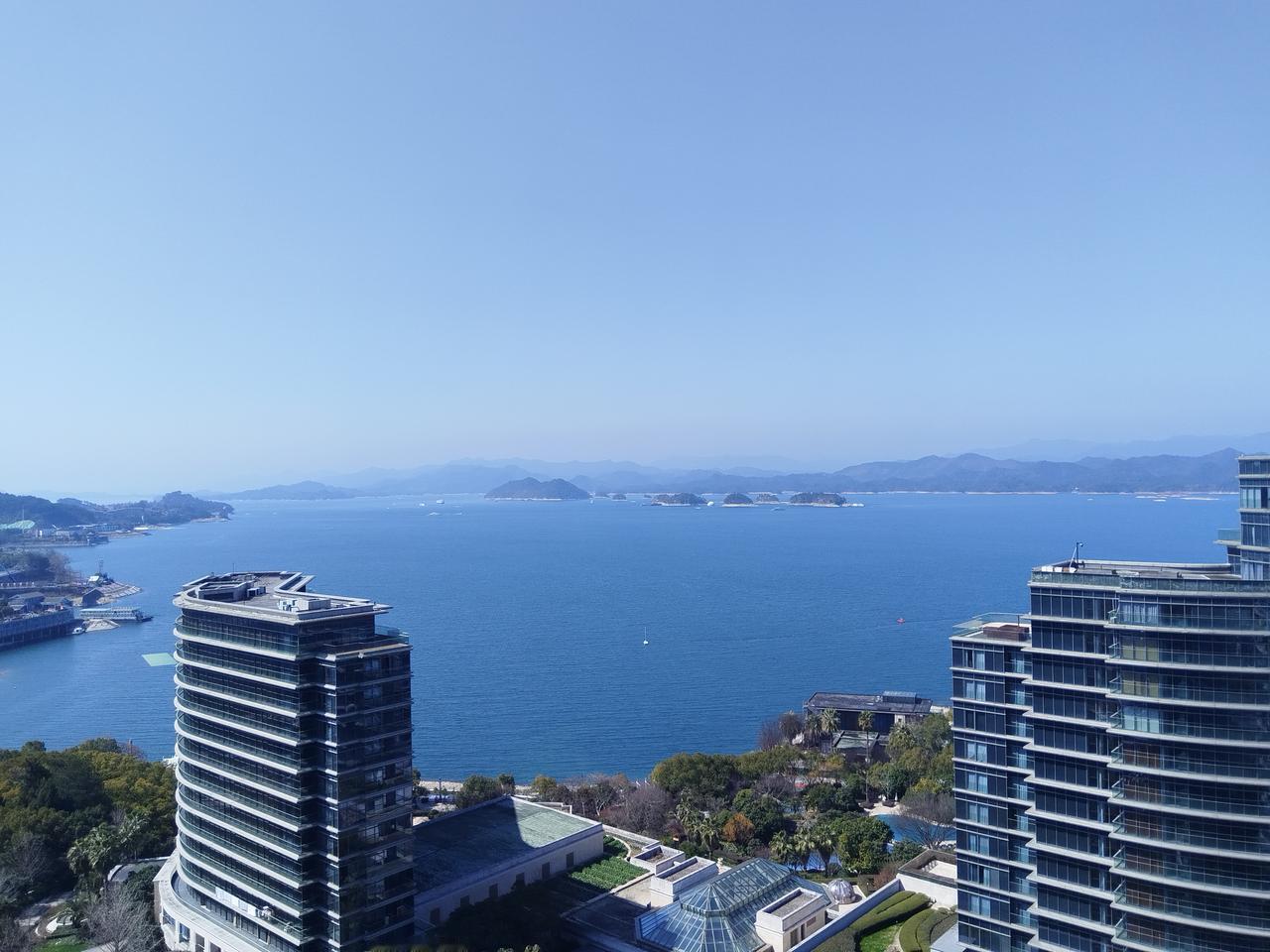 这张2026年2月20号在浙江省淳安县酒店高楼上，拍摄的千岛湖照片，它记录了我的
