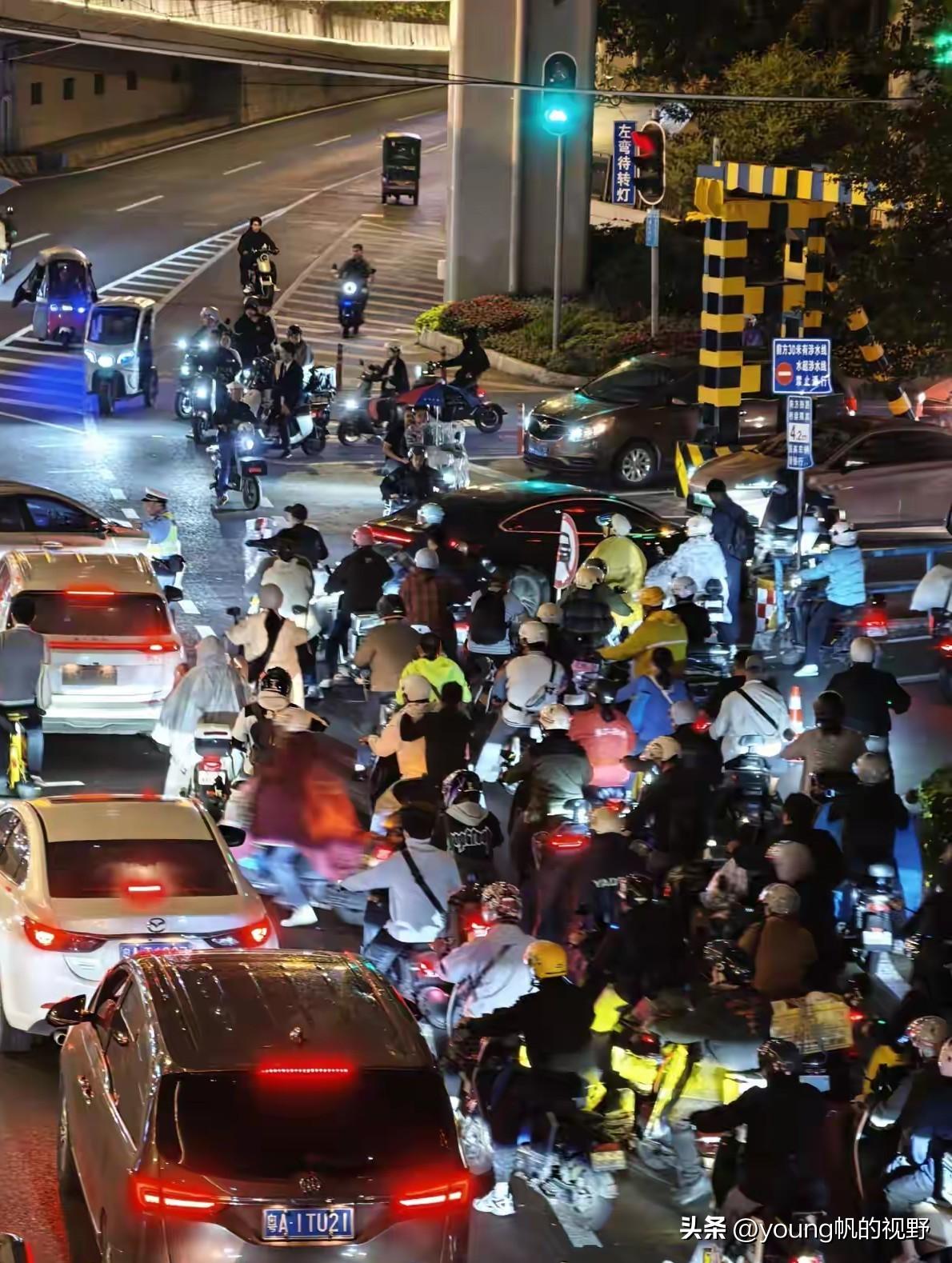 监控设备拍摄下的夜晚广州小北区域的路况画面，一样也是数量繁杂的电鸡夹杂在车流当中