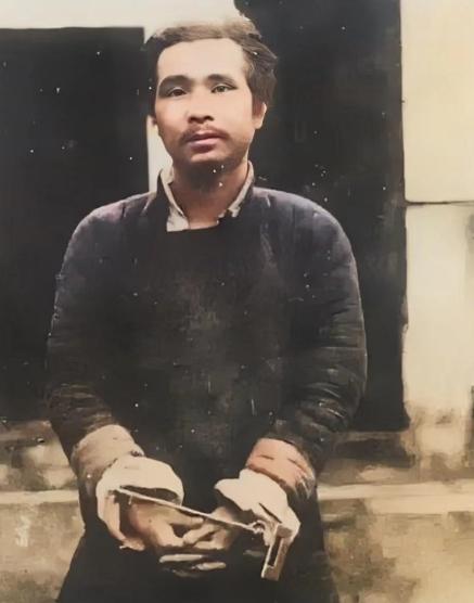 看到这张照片时，他的家人都泪如雨下！这是临刑前，家人买通狱卒，请人给他拍的，此前