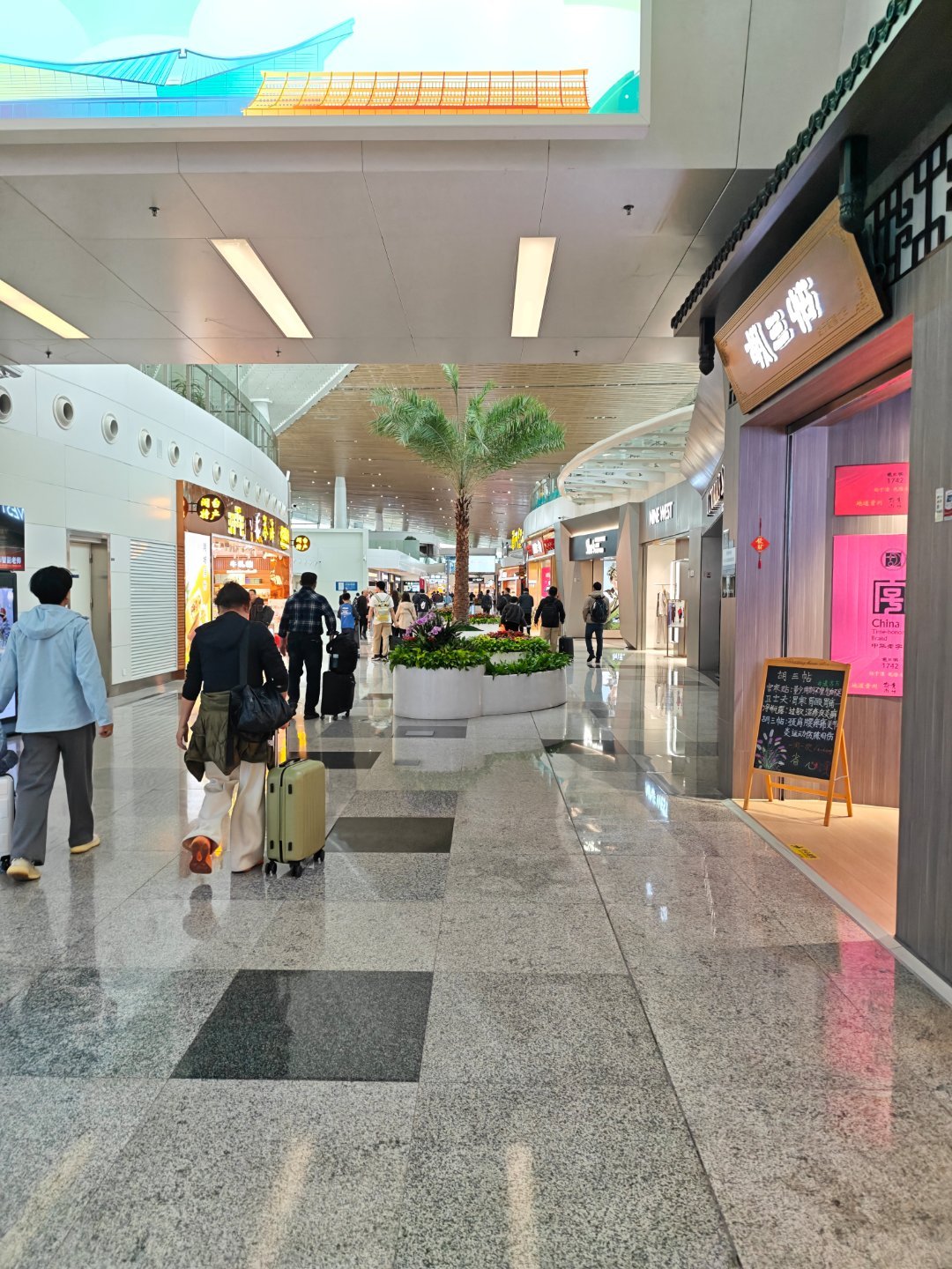 厦门机场这边雇的一些人真的很不专业啊，我走易安检通道，边上的那个安检人员叫我出示