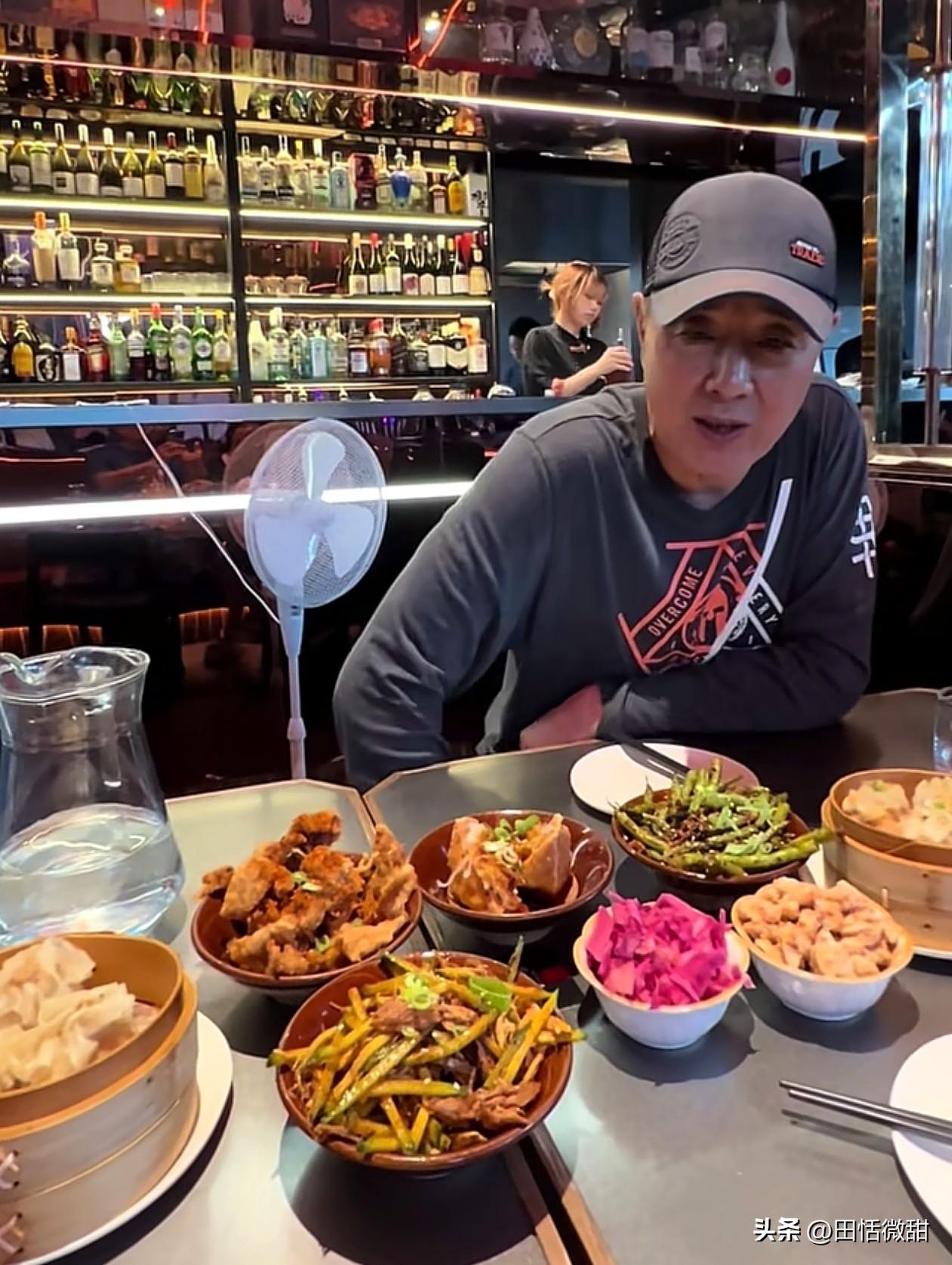 演员王全有不要面子了，在新西兰到酒吧消费，体验中西融合酒吧，评论区热闹了。

王