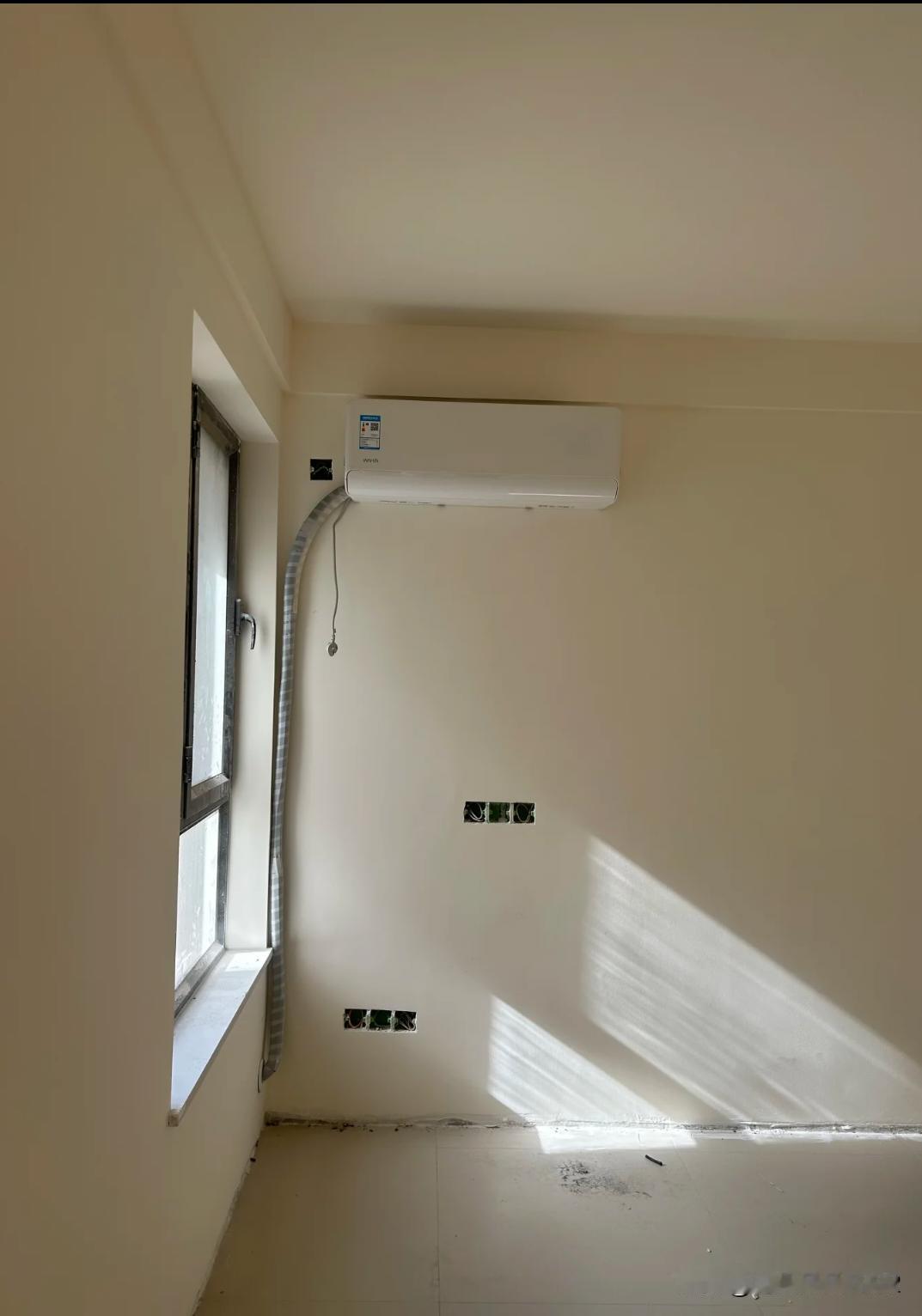 丑哭了，新家的第一个丑东西出现了。
今天安装空调，安装的时候我都麻了，怎么能这么