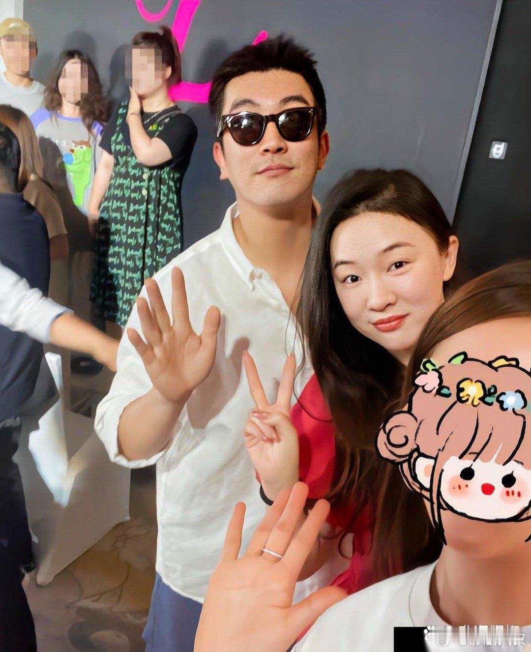 霍思燕携老公杜江参加朋友婚礼，两人上台发表讲话，非常的甜蜜！ ​​​