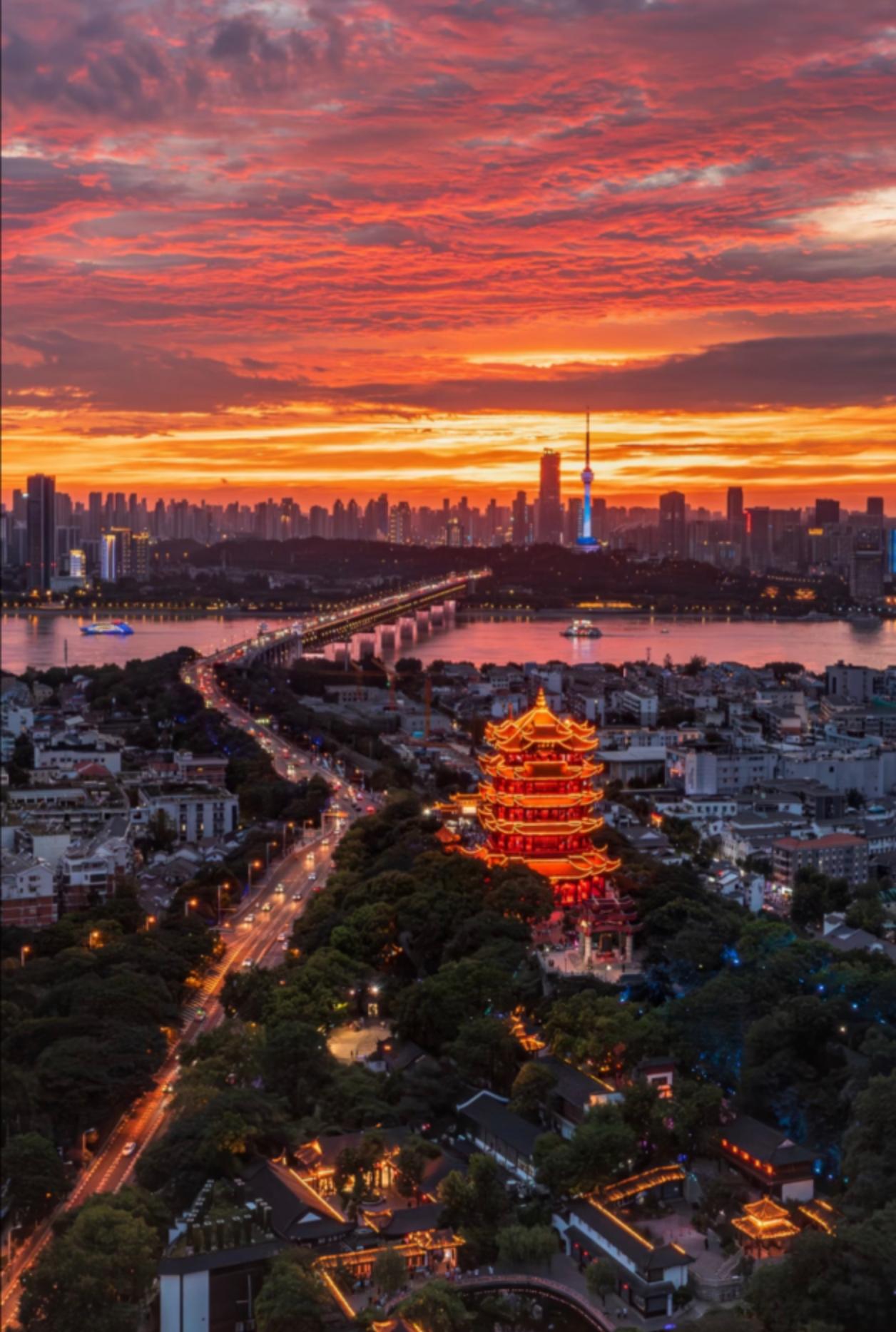 我在武汉生活了几十年，亲眼看着这座城市这些年深耕科创、优化环境，一步步变得宜居又