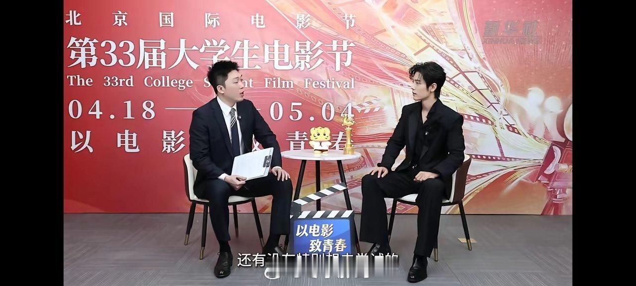 肖战接受采访时被问到未来有没有特别想尝试的题材。肖战说自己演了说蒙语的郭靖，说南