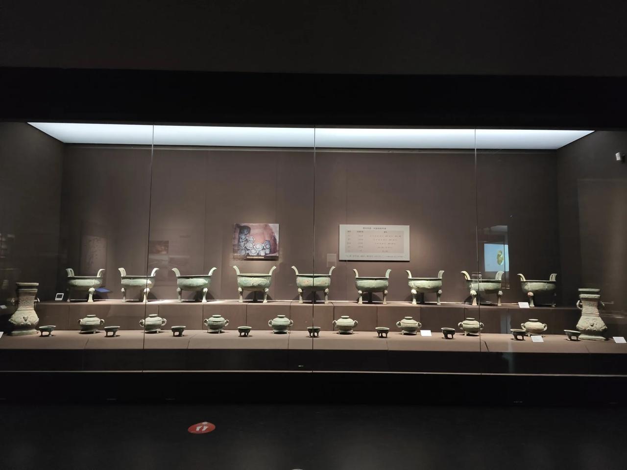 郑州博物馆这套九鼎八簋还是很震撼的，九鼎比想象中的大，直径大概有四五十公分，应该