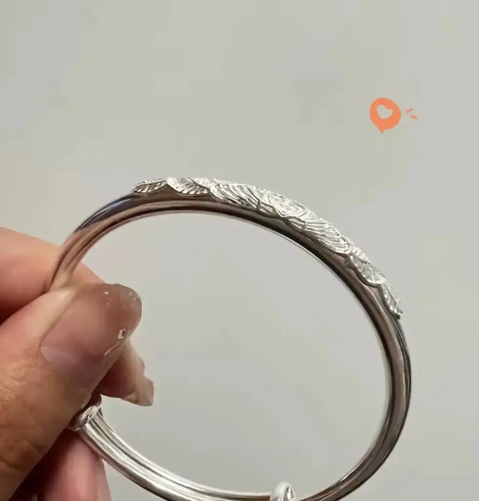 半年涨40%，银镯子快戴不起了
 
半年前13块一克的小银镯，今天柜台标签已经1