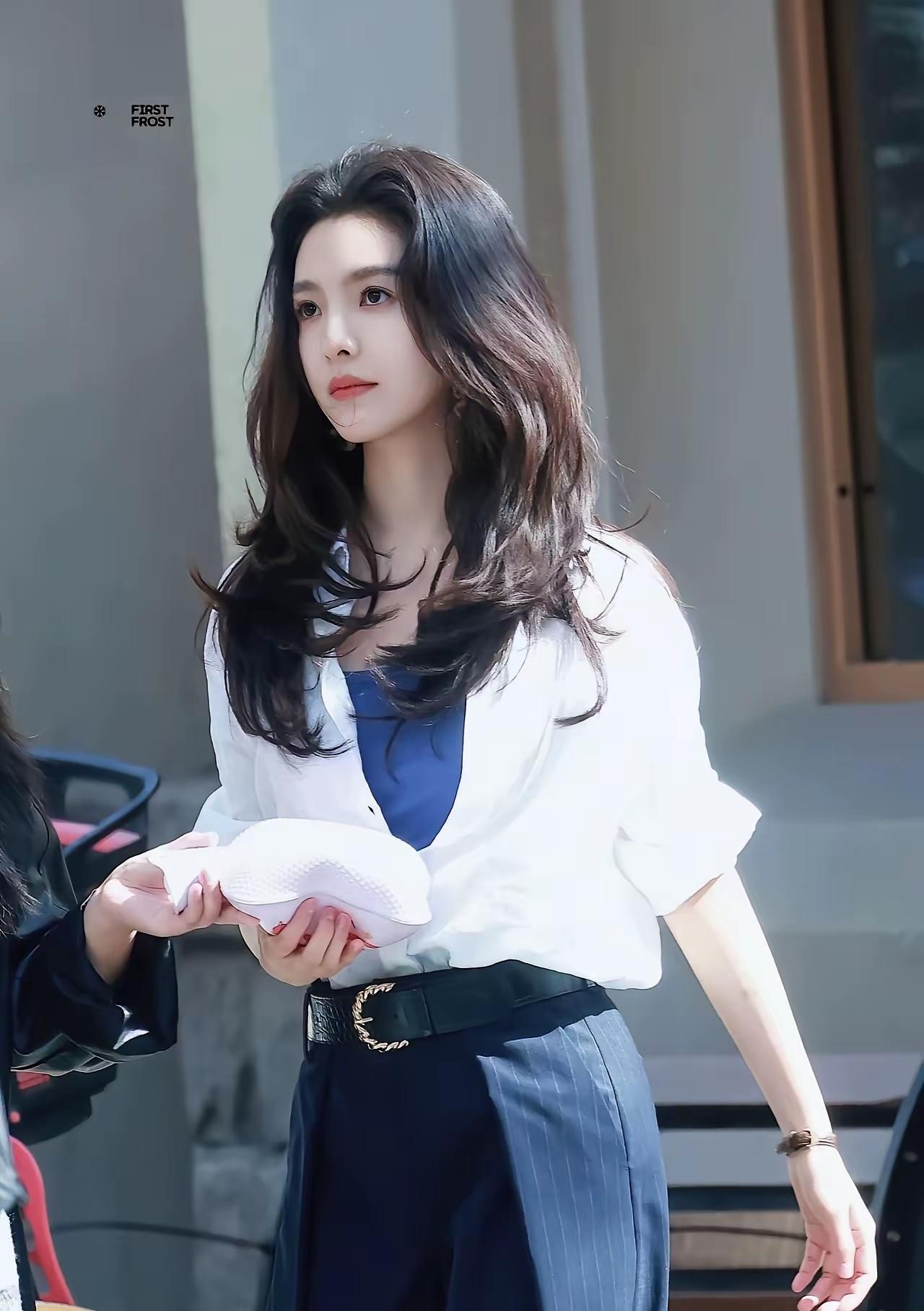 顶级美女优雅气质穿搭，简约白衬衫搭配深蓝色裤子，轻松自在。一眼沦陷的神级美图 女