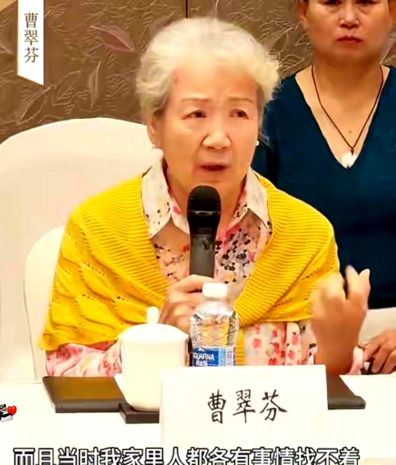 凌晨的协和走廊，82岁的曹翠芬攥着手机，检查单被捏得起褶。
三月里，爱人谭天谦突