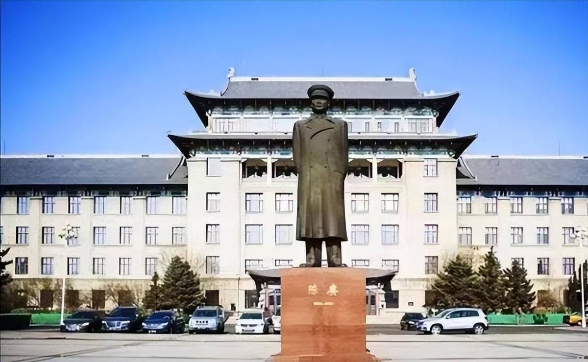 1953年毛主席建议陈赓去军委任职，陈赓幽默回应：请主席先为哈军工题写墨宝！
1