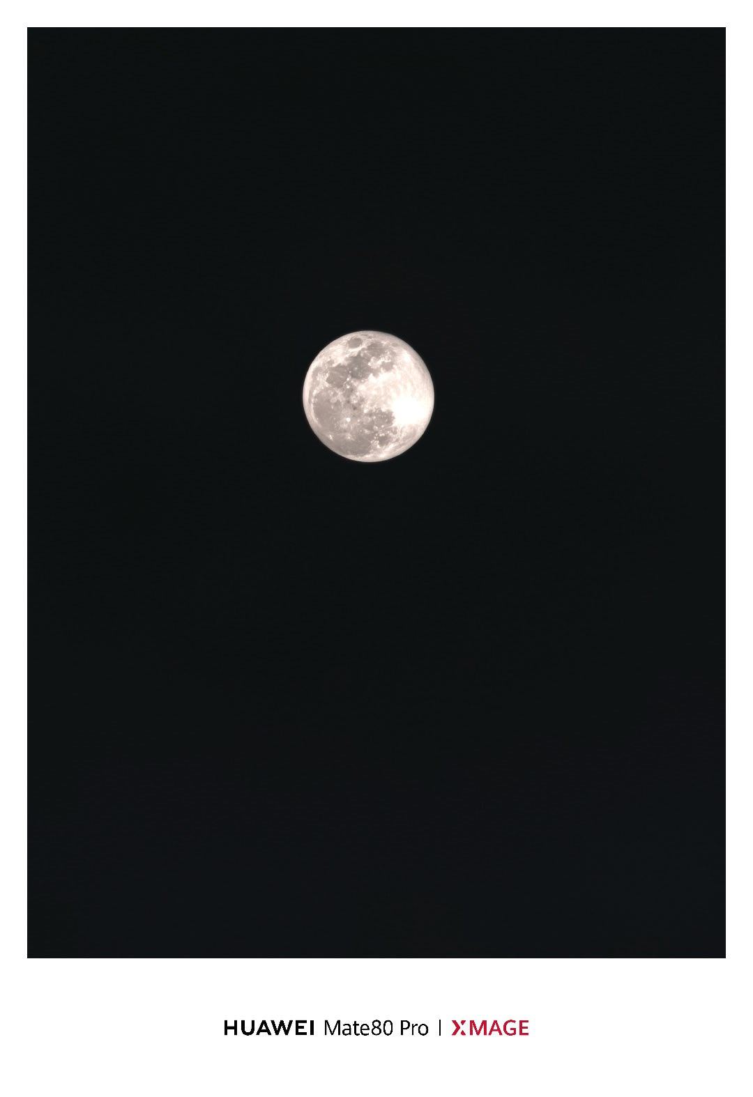 今晚的超级月亮 大家都拍了么？错过了最超级的时间，不过现在天上的月亮还是挺大的，