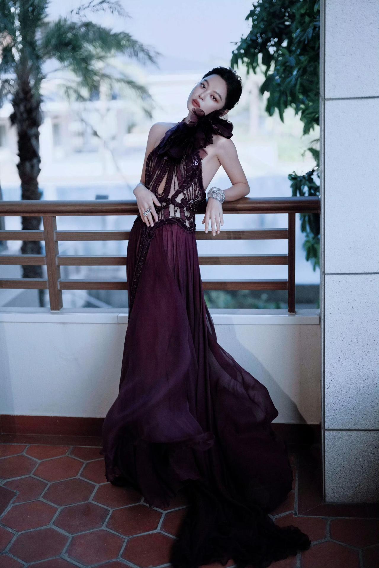 辛芷蕾自从拿了威尼斯影后，整一个人的气质都变得特别的自信，看来对于演员来说，一部