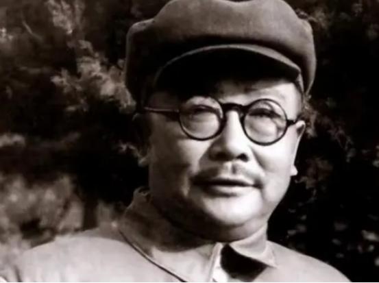 1957年10月25日，李克农吃完午餐后，自感头昏，便想出去透透空气，刚迈出门槛