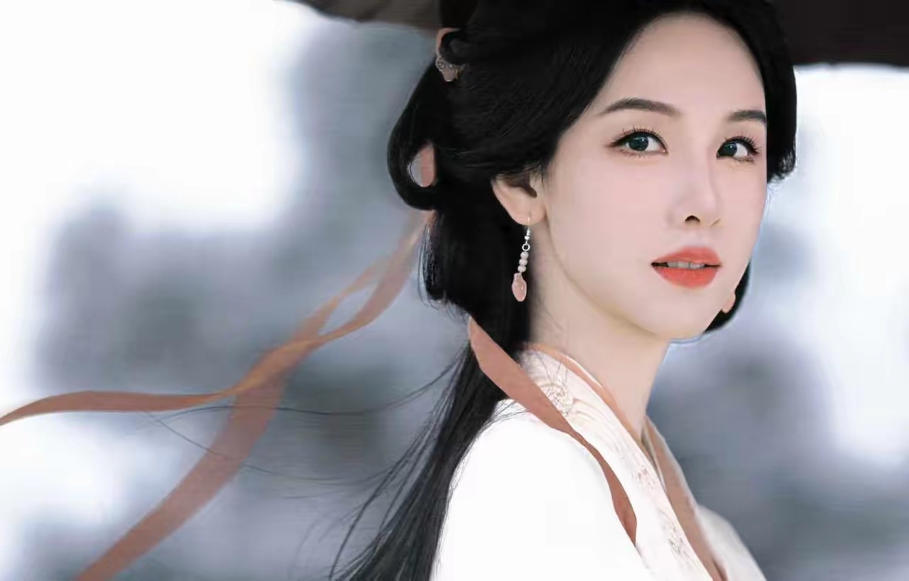 走向沙漠的洛神太太太太太美了这一套。 