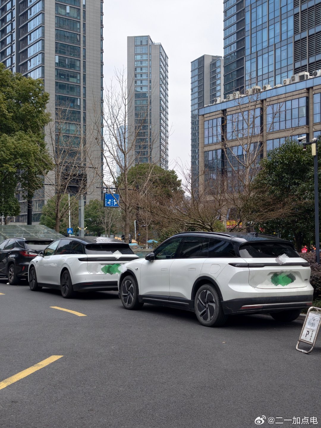 我刚刚走在路上，真的突然恍惚了一下，把标遮上，这真不是两兄弟吗理想i8大v聊车蔚