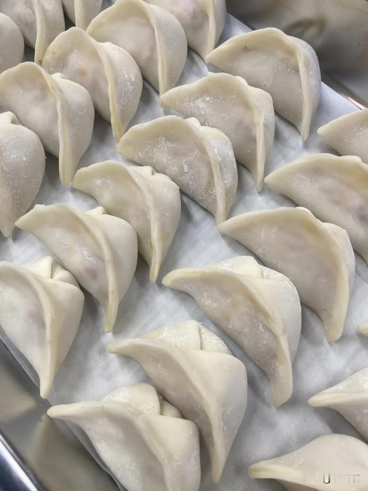 中国老百姓最喜爱的食物是什么？我觉得是饺子。

今日入伏，有的地方的习俗是吃饺子