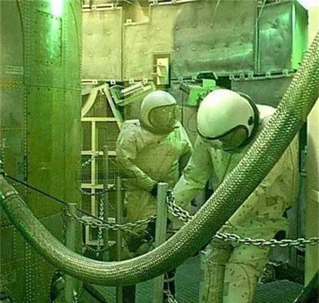1980年，两个美国士兵正在维护洲际导弹。突然，一个扳手套筒掉落，竟砸破燃料箱，