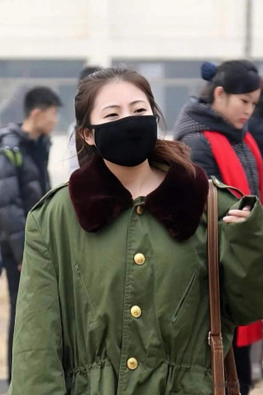 传统军大衣今年爆火，个别羽绒服厂家坐不住了，表示吊牌价格虽然几千，但是打完折也就