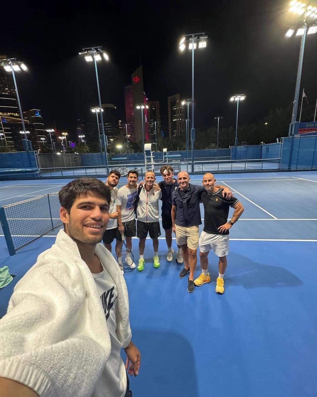 阿卡社媒更新，发布的自拍图里找不到一位女性，球迷真安心啊，这样的巨星冲击年度全满