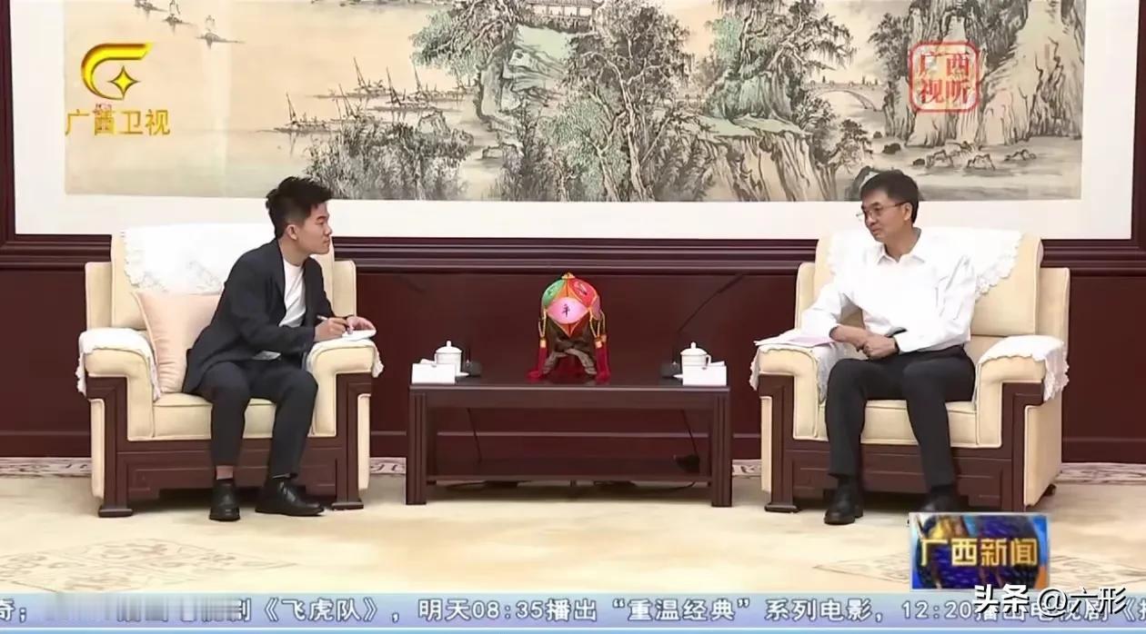 董宇辉，你文人的风骨呢？看你点头哈腰的样，不是说好的:为天地立心，都天地了，咋看
