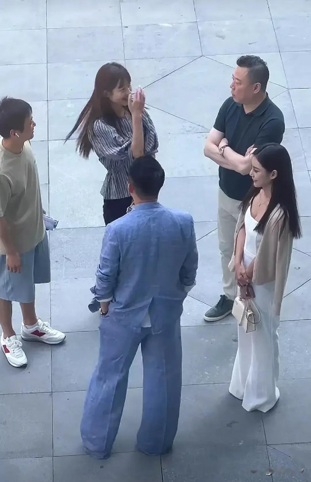 马小梅五官挺漂亮的，比大S漂亮多了。大S只是出道早，有明星光环而已，其他不论从颜