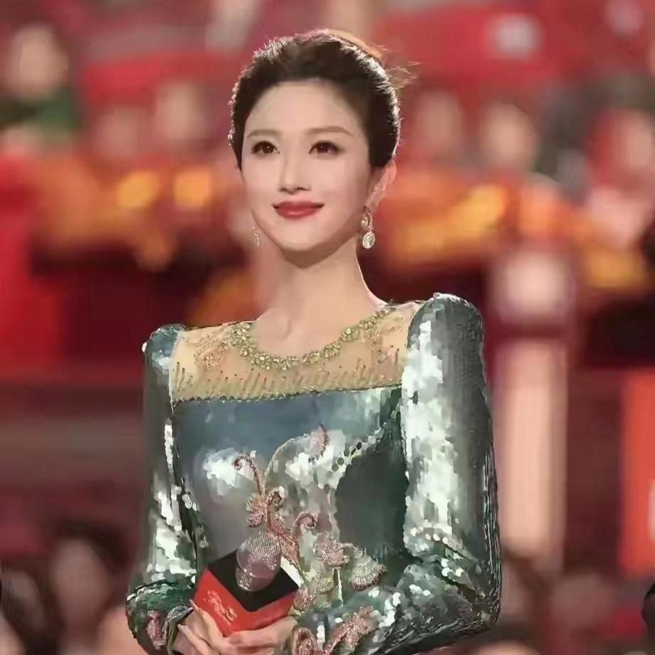 这位新晋央视春晚主持人气质较好，她颜值出众，气质优雅，脸上始终带着微笑，给人一种