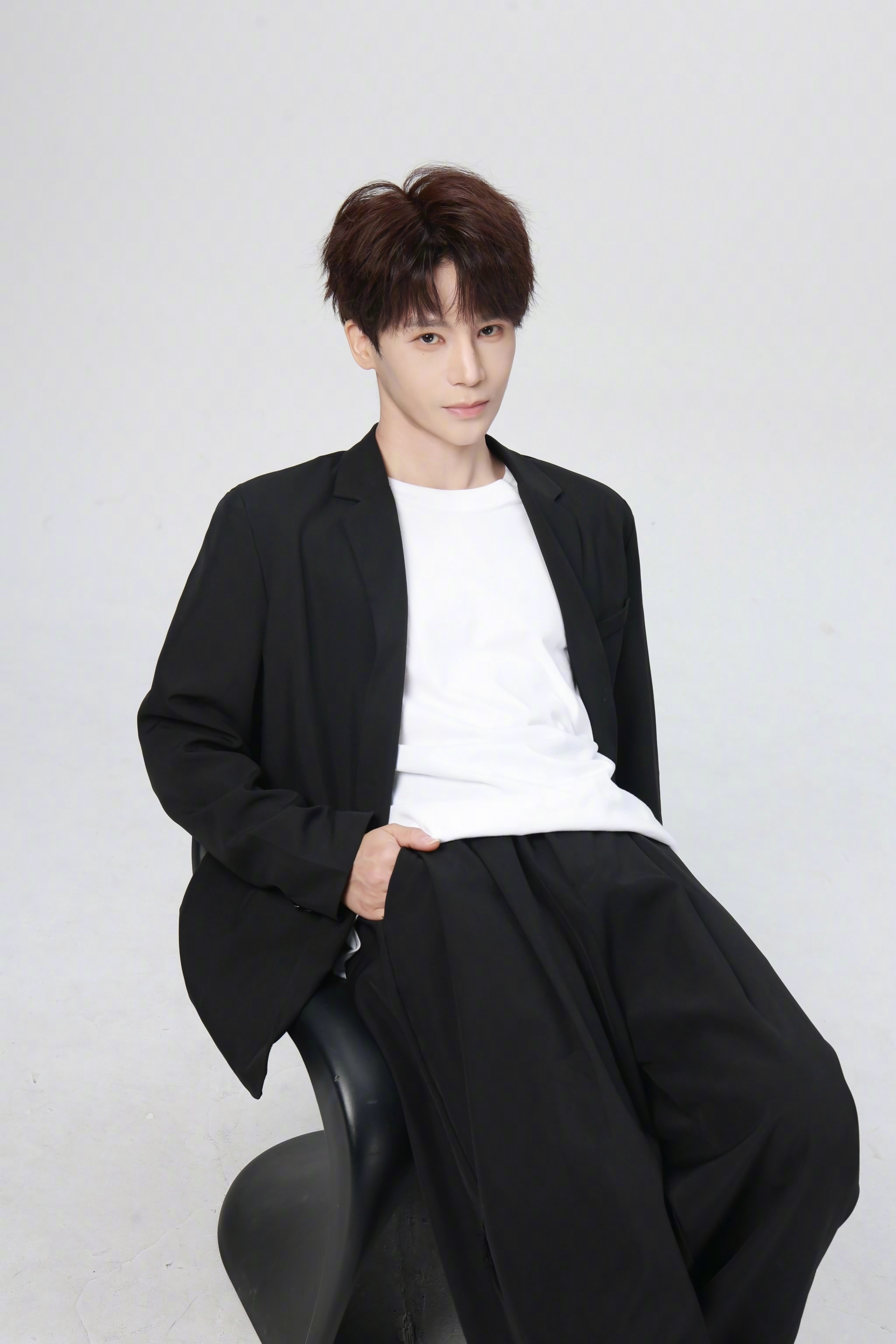 小说男主照进现实！陈奕天最新写真曝光，以简约时尚为基调，黑色西服加身的他气场全开