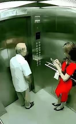 是老人变坏了，还是坏人老了，电梯内对女人，动手动脚，将其推开，老人受伤了，这事是