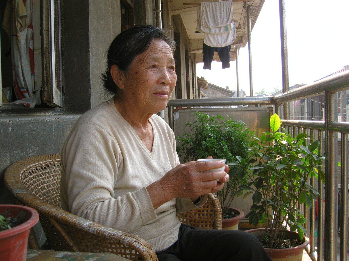 人到五十，这三种忙，帮了反倒落一身不是
帮忙这件事，年轻时候觉得是本事，到了五十