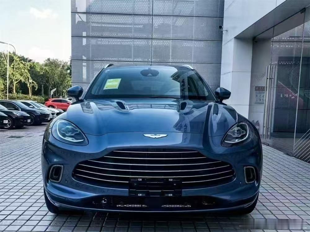 阿斯顿马丁 DBX V8 、竞速蓝/迷雾蓝内饰，完美成色 ​​​