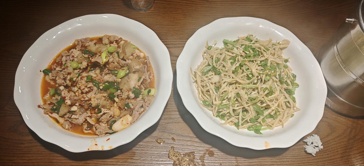 醴陵，一家小店，点了一荤一素两个菜，外加米饭，一共59块。

一个是饭店主推的小