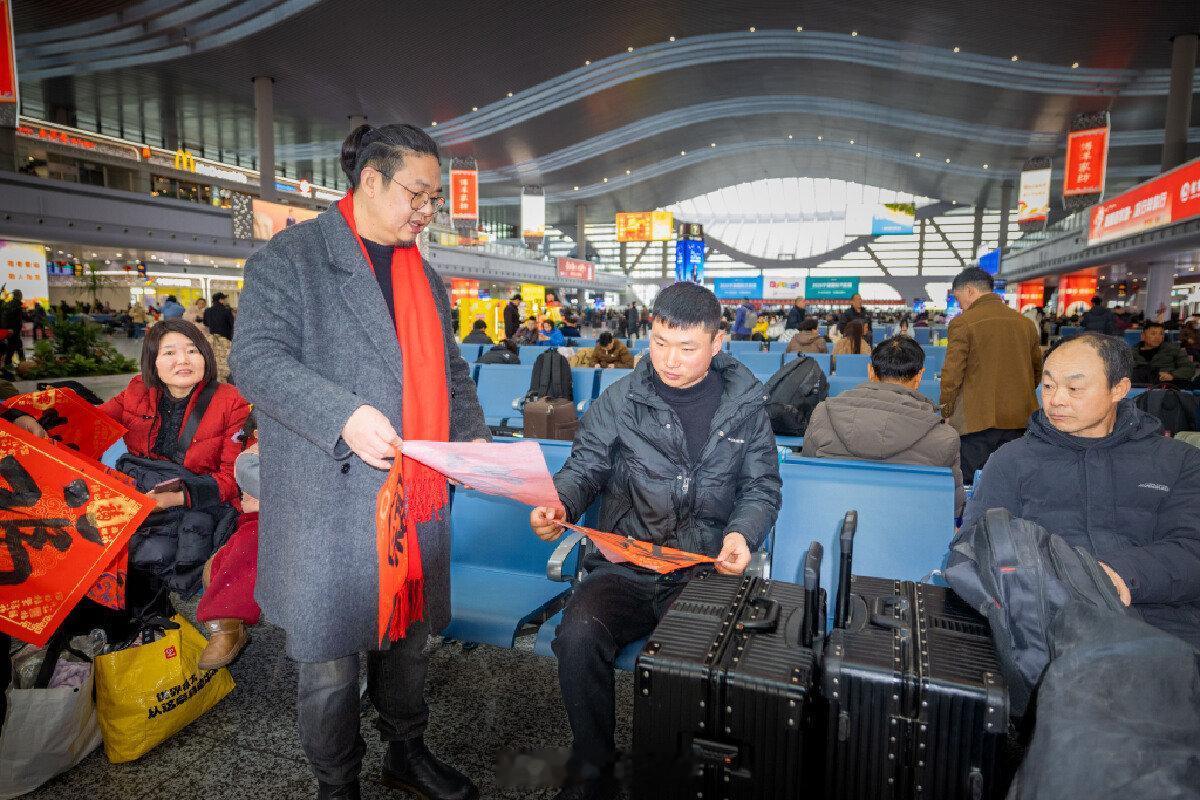 宁波海曙的墨香祝福连续9年温暖了春运路 近日，宁波海曙，海曙文艺志愿者奔赴铁路宁