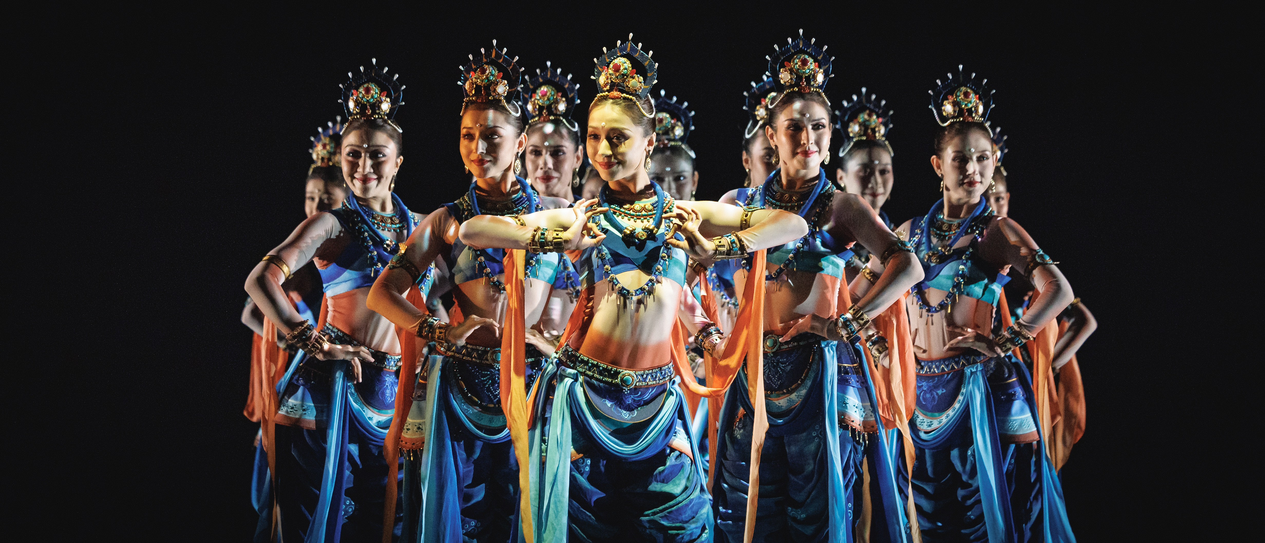 丝路古韵一眼千年丝路古韵把飞天乐舞跳活了《丝路古韵》将飘逸与灵动具象化，舞者的演